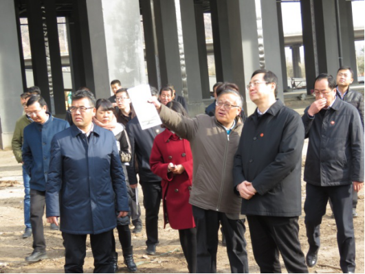 省委常委、西寧市委書(shū)記王曉在青海省物產(chǎn)集團(tuán)總公司黨委書(shū)記、總經(jīng)理王玉輝陪同下，深入青海物產(chǎn)朝陽(yáng)物流園區(qū)。